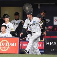 　ＤｅＮＡに敗れ、足早にベンチを出る藤川監督（撮影・北村雅宏）