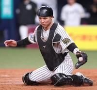 　９回、森敬の放った中犠飛の返球されてきたボールを捕球する栄枝（撮影・北村雅宏）