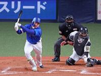 　９回、ファウルで粘る佐野（撮影・立川洋一郎）