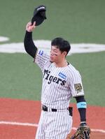 　９回表の守備に就き、スタンドからの歓声に応える佐藤輝（撮影・立川洋一郎）