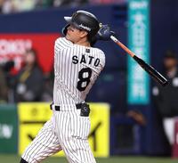 　８回、同点２ランを放つ佐藤輝（撮影・北村雅宏）