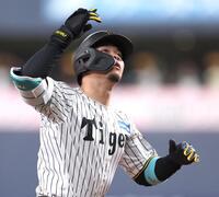 　８回、同点２ランを放った佐藤輝は天を見上げる（撮影・北村雅宏）