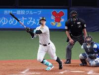 　８回、左中間スタンドへ同点２ランを放つ佐藤輝（撮影・立川洋一郎）