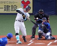 　１回、左前打を放つ佐藤輝（撮影・立川洋一郎）