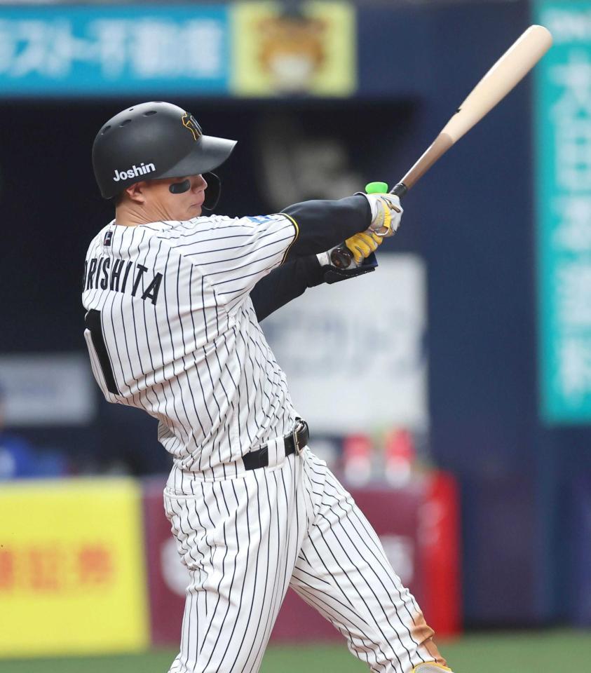 　４回、適時二塁打を放つ森下（撮影・田中太一）