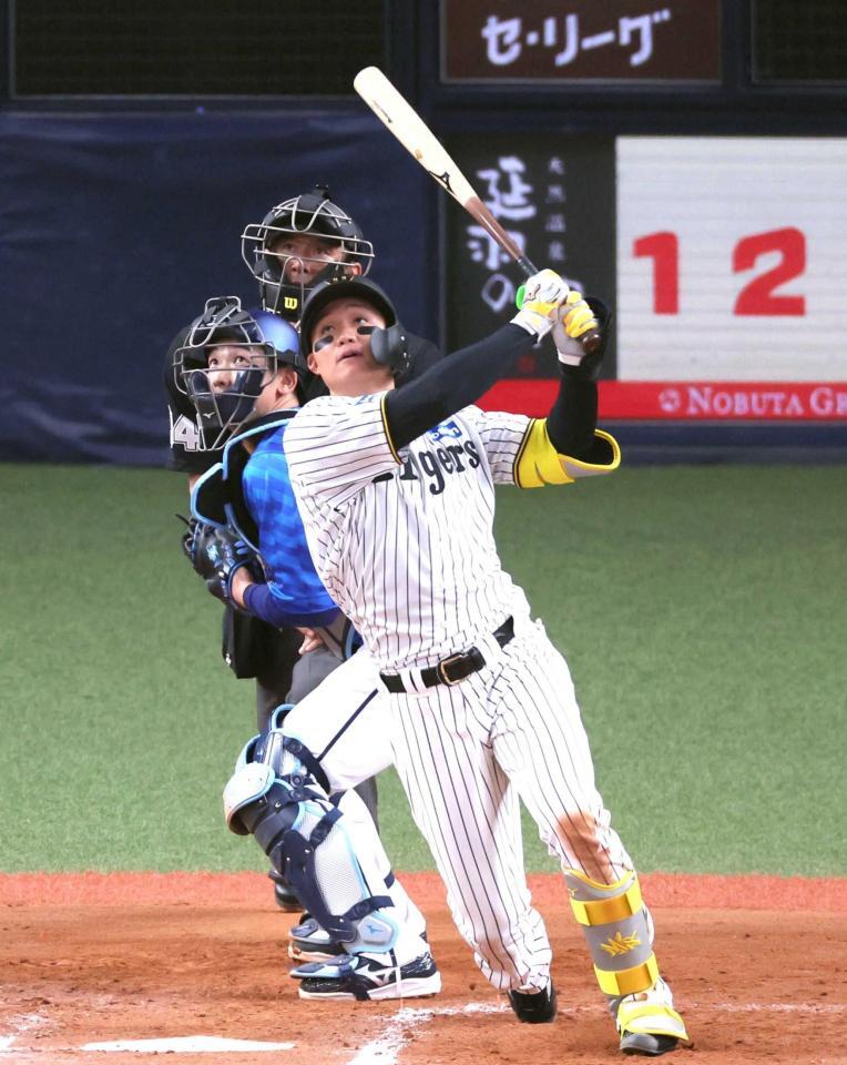 　１１回、右前打を放つ森下（撮影・立川洋一郎）