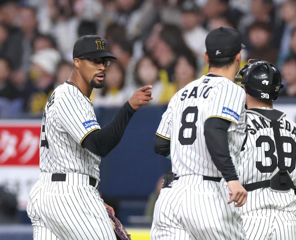 　４回、牧のゴロをジャンピングスローでアウトにした佐藤輝を指さすデュプランティエ（左）＝撮影・北村雅宏