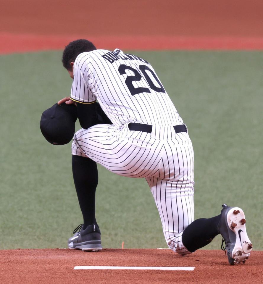 　１回の投球前、マウンドでうずくまるデュプランティエ（撮影・北村雅宏）