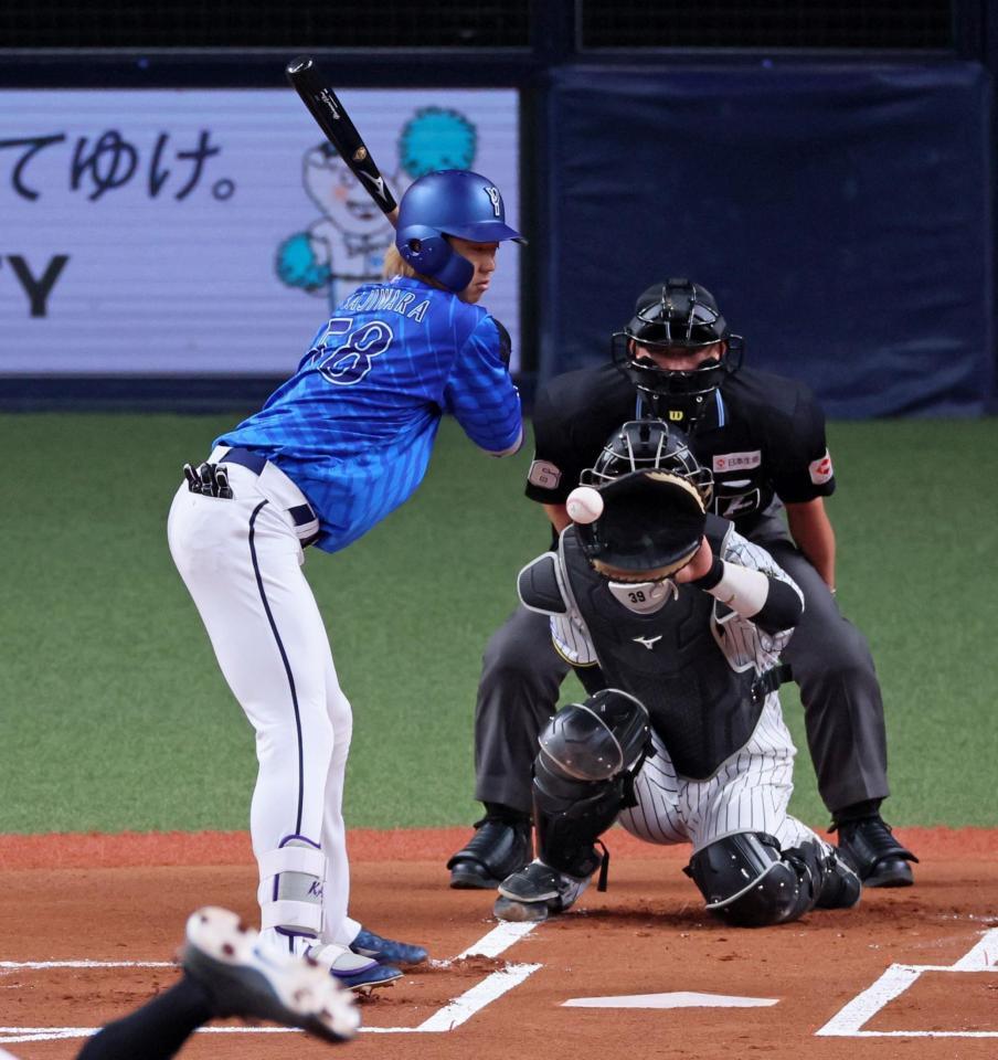 　１回、見逃し三振に倒れる梶原（撮影・立川洋一郎）