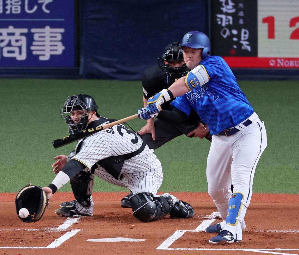 　１回、空振り三振に倒れる牧（撮影・立川洋一郎）