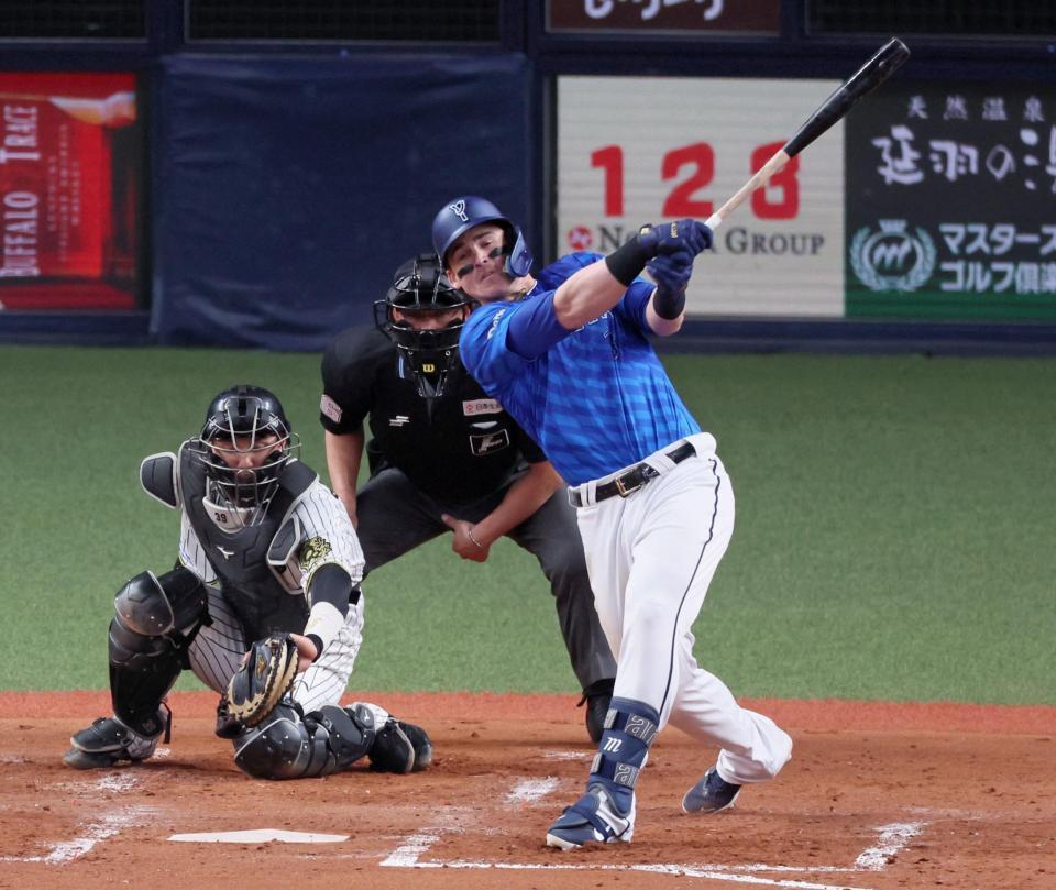 　４回、空振り三振に倒れるオースティン（撮影・立川洋一郎）