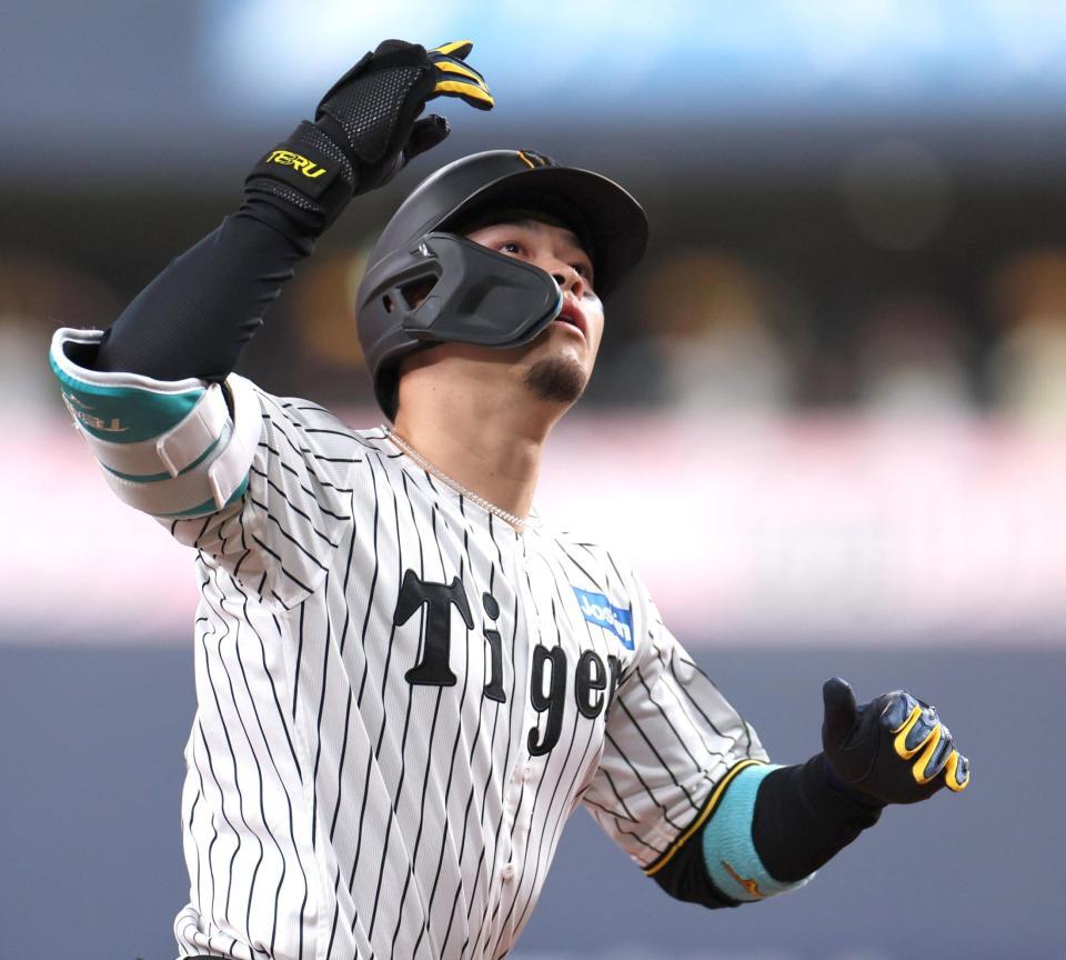 　８回、同点２ランを放った佐藤輝は天を見上げる（撮影・北村雅宏）