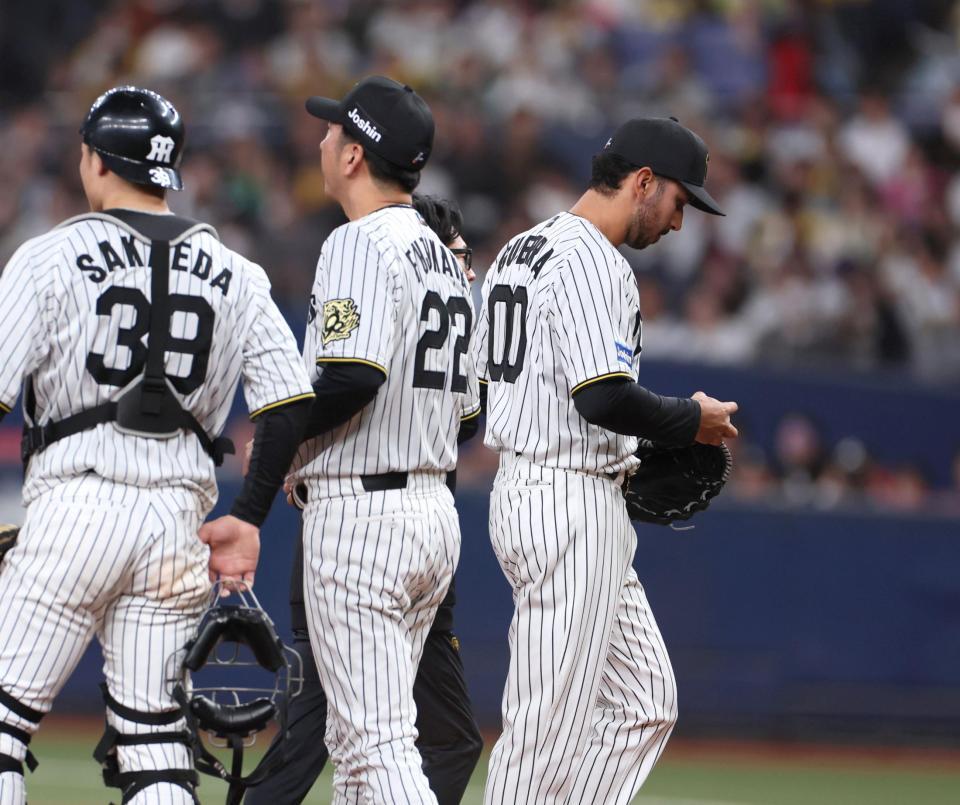 　９回、交代を告げられてガックリとベンチに戻るゲラ（右）＝撮影・北村雅宏