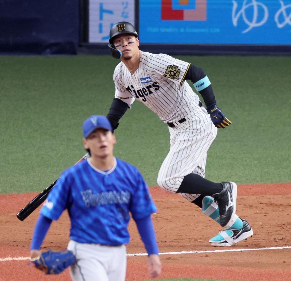 　８回、左中間スタンドへ同点２ランを放つ佐藤輝（撮影・立川洋一郎）