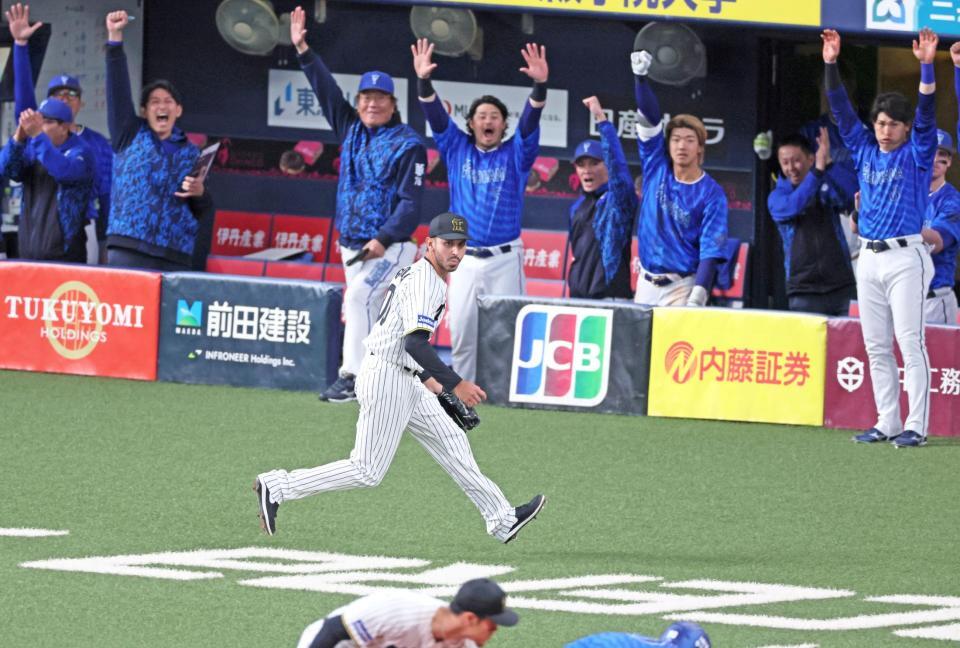 チグハグ阪神 痛恨の走塁ミスで好機つぶす 1死三塁で木浪三振