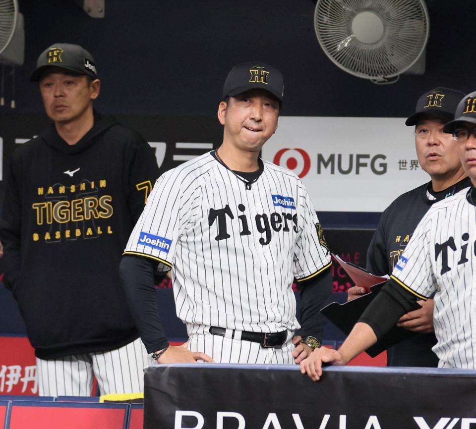 　９回、佐野のファウルの判定にベンチで険しい表情を見せる藤川監督（中央）＝撮影・北村雅宏