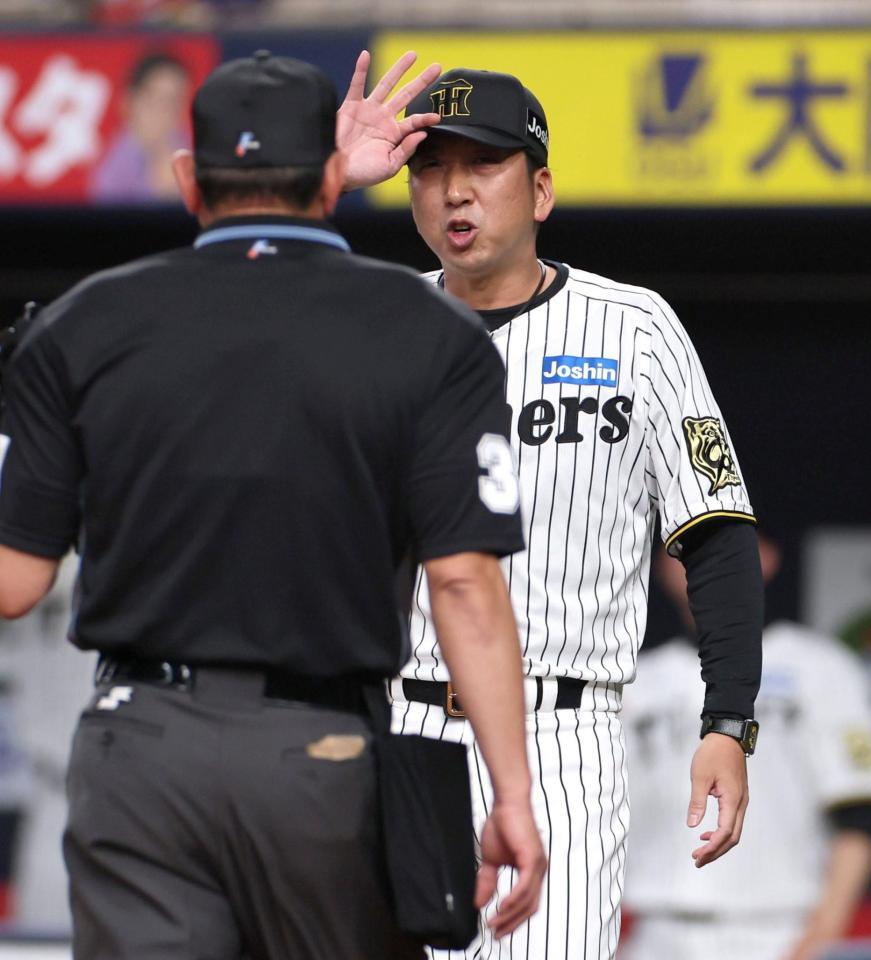 　９回、佐野のファウル判定を球審に確認する藤川監督（撮影・北村雅宏）