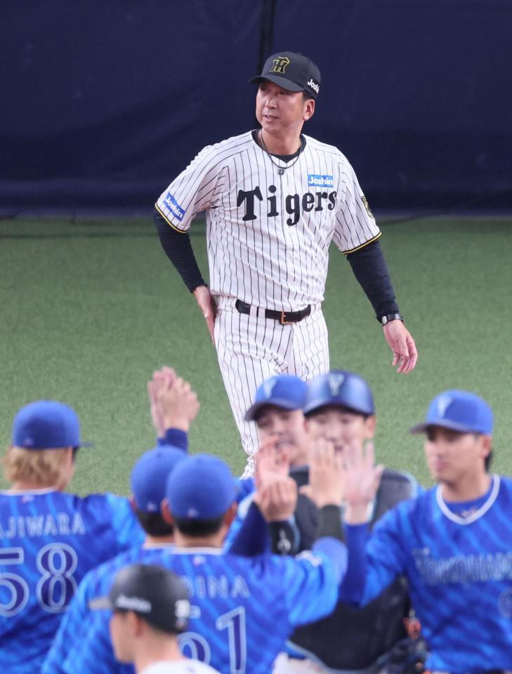 　試合に敗れあいさつに向かう藤川監督。手前は勝利を飾り歓喜するＤｅＮＡナイン（撮影・立川洋一郎）