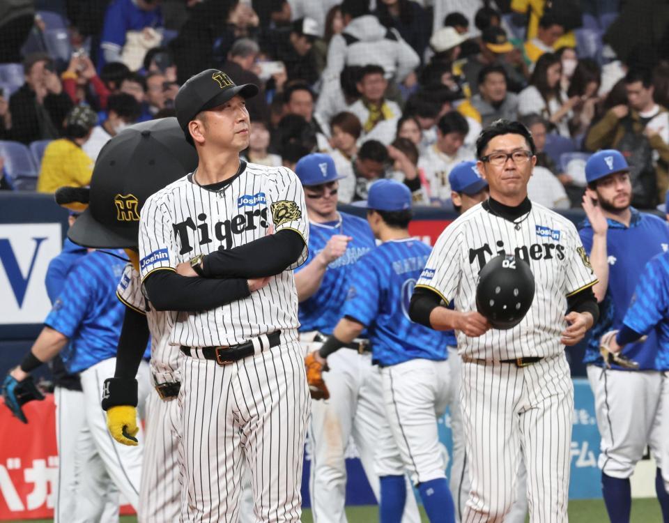 　先発のケイに抑えられ負け越しとなり、険しい表情の藤川監督（撮影・田中太一）