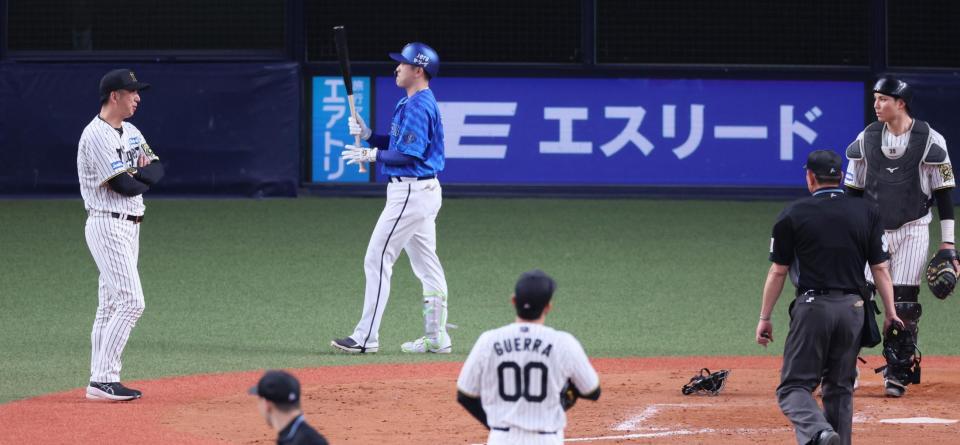 　９回、佐野（中央）のファウル判定について確認する藤川監督（左端）＝撮影・立川洋一郎