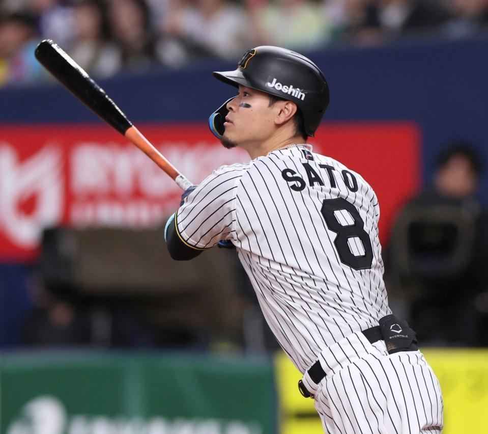 　８回、同点２ランを放つ佐藤輝（撮影・北村雅宏）