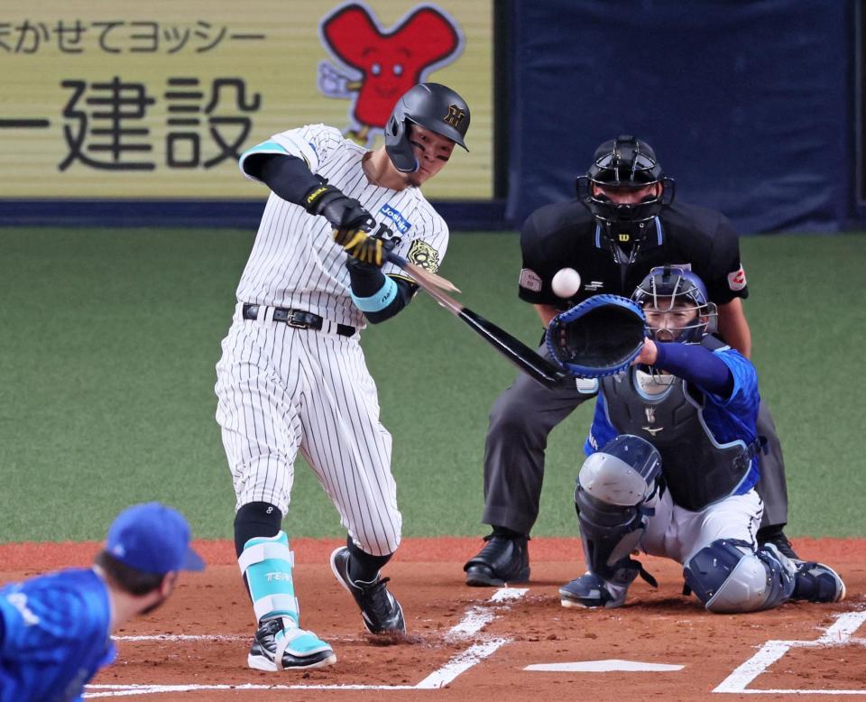 　１回、左前打を放つ佐藤輝（撮影・立川洋一郎）