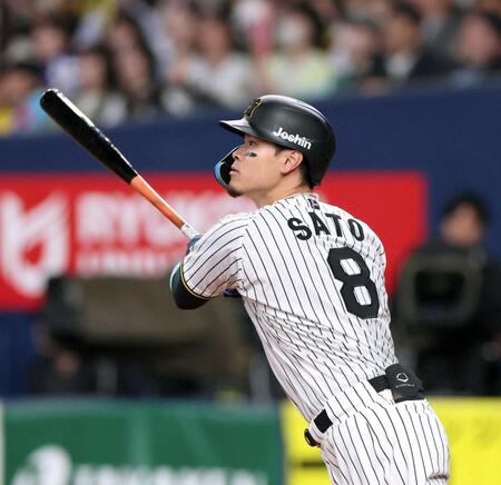 　８回、同点２ランを放つ佐藤輝（撮影・北村雅宏）