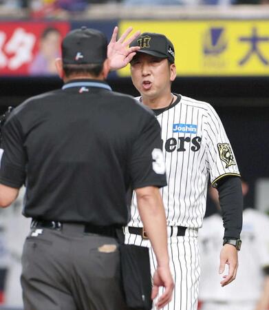 　球審に確認する藤川監督＝撮影・北村雅宏