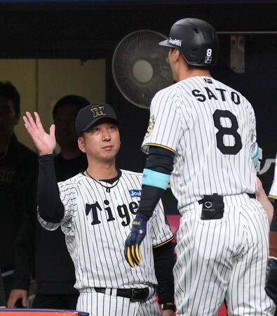 　８回、同点２ランを放った佐藤輝を迎える藤川監督（左）＝撮影・北村雅宏