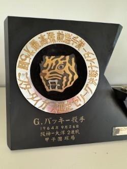バッキー氏の家族が寄贈した盾（日本プロ野球外国人ＯＢ会提供）
