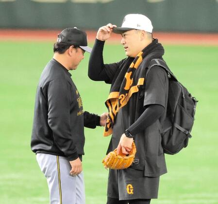 　野村コーチ（左）と話す田中将（撮影・西岡正）