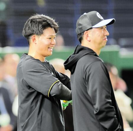 　藤川監督（右）と笑顔で話す森下（撮影・西岡正）