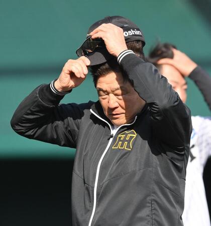 　中日に敗れ、グラウンドを引き揚げる平田２軍監督（撮影・西田忠信）