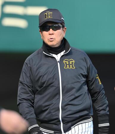 　８回を終え、選手交代を告げた平田２軍監督（撮影・西田忠信）