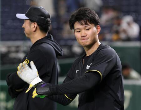 　藤川監督（奥）と言葉を交わした森下（撮影・中田匡峻）