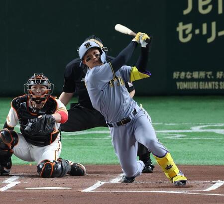 　１回、中犠飛を放つ森下（撮影・金田祐二）