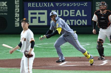 　１回、中犠飛を放つ森下（撮影・金田祐二）