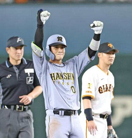 　７回、走者一掃の適時二塁打を放ち、塁上でガッツポーズを見せる木浪（撮影・中田匡峻）