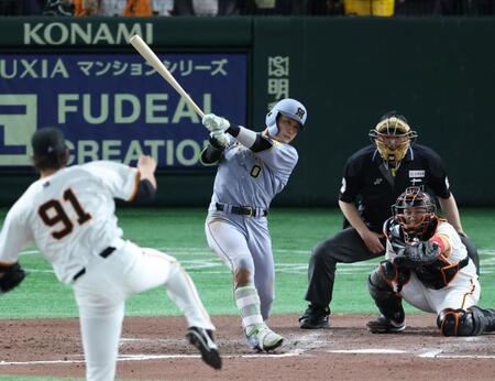 　７回、走者一掃の適時二塁打を放つ木浪（撮影・金田祐二）