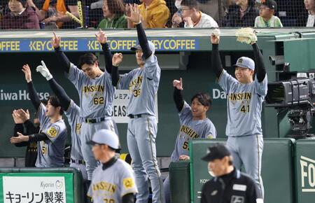 　７回、木浪の走者一掃の適時二塁打に喜ぶ村上（右端）ら（撮影・金田祐二）