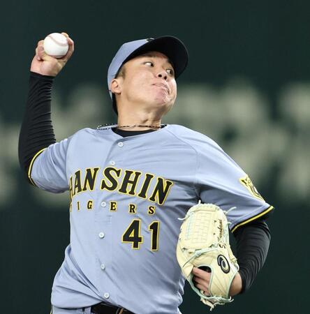 　７回、力を込めて投げる村上（撮影・中田匡峻）