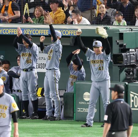 　７回、木浪の走者一掃の適時二塁打に喜ぶ村上（右端）ら＝撮影・金田祐二