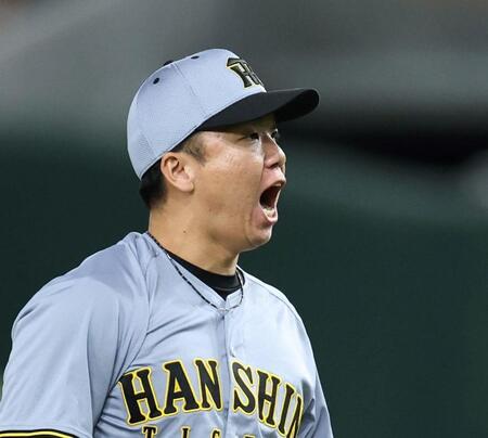 　６回、キャベッジを空振り三振に斬り、雄たけびを上げる村上（撮影・中田匡峻）