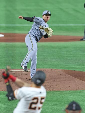 　１回、岡本（２５）を遊ゴロに打ち取る村上（撮影・中田匡峻）