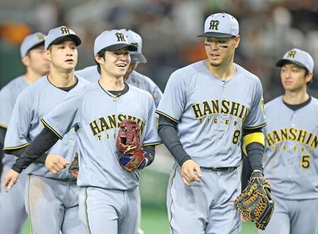 　巨人に快勝し、笑顔を見せる中野（手前左）ら阪神ナイン（撮影・中田匡峻）