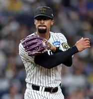 　２回、山本を三振に仕留めグラブをたたくデュプランティエ（撮影・田中太一）