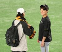 　田中瑛（左）と言葉を交わす１軍昇格した渡辺（撮影・金田祐二）