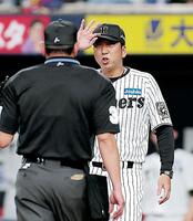 ９回、佐野のファウル判定を球審に確認する藤川監督＝３日