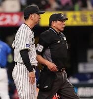 ９回、佐野のファウルの判定で球審に確認する藤川監督＝３日