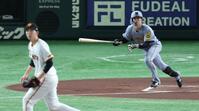 　１回、中前打を放つ中野（撮影・金田祐二）